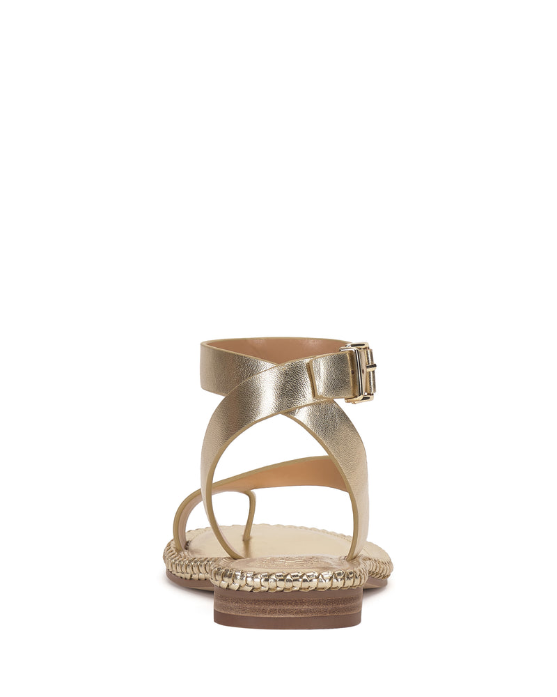 Vince Camuto Libahs sandalo piatto toe loop fibbia