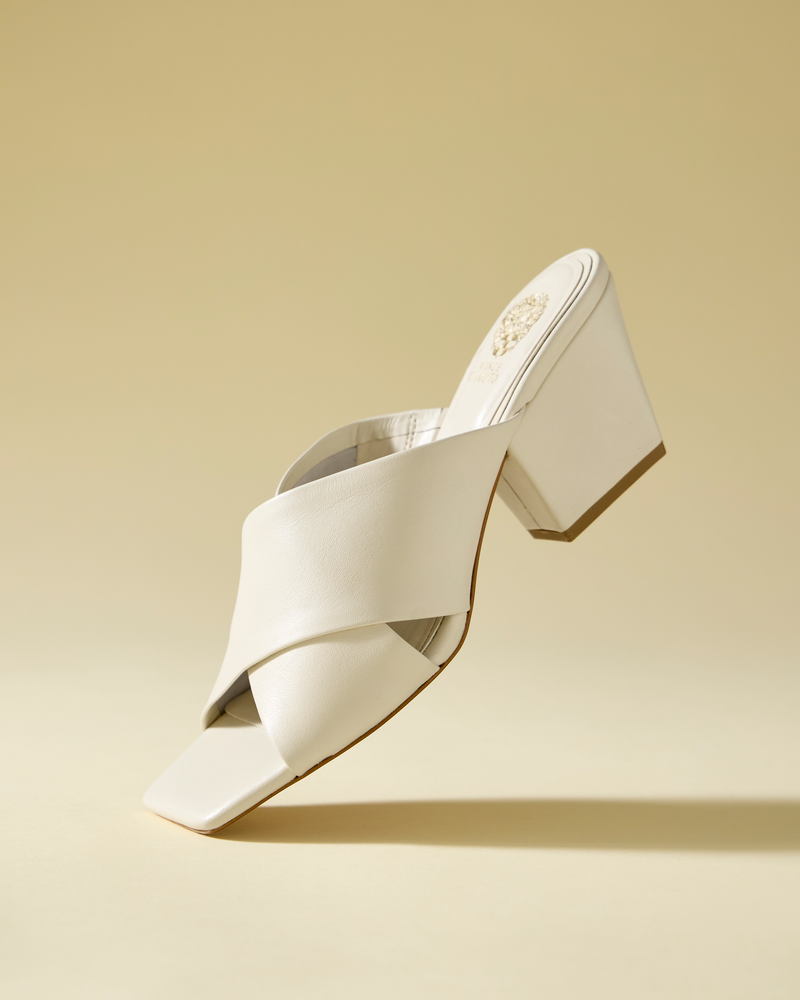 Vince Camuto Kespa Mules Pelle Tacco a Blocco